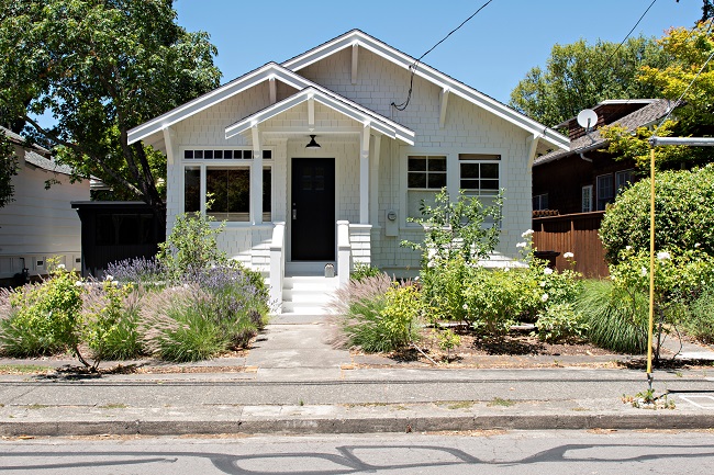 20 Luxurious Bungalow House Designs for High-End Living