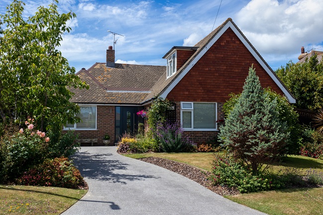 20 Luxurious Bungalow House Designs for High-End Living