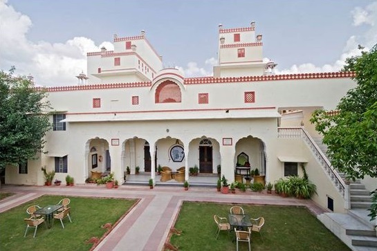 20 Luxurious Bungalow House Designs for High-End Living