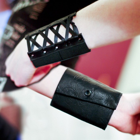 9 Trendy Collection of Wrist Wallets for Men and Women