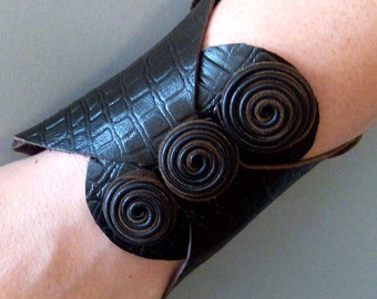 9 Trendy Collection of Wrist Wallets for Men and Women