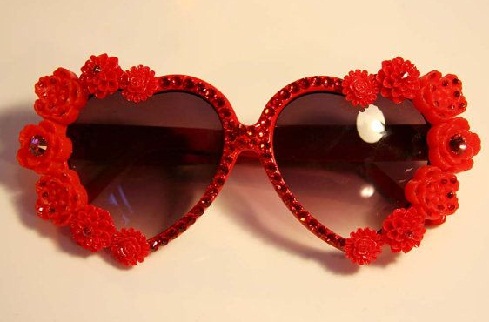 10 Stylish Red Sunglasses for Men and Women in Fashion