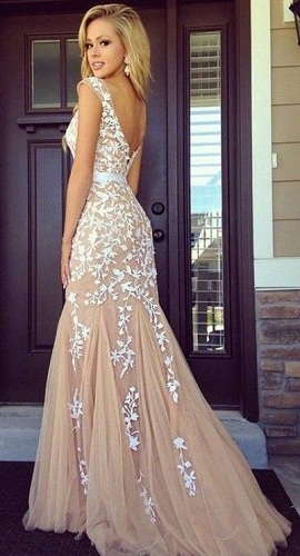 Prom Dresses for Women: 19 Beautiful Designs for High-End Occasions