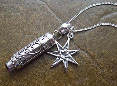 9 Modern Locket Necklace Designs for Stylish Look