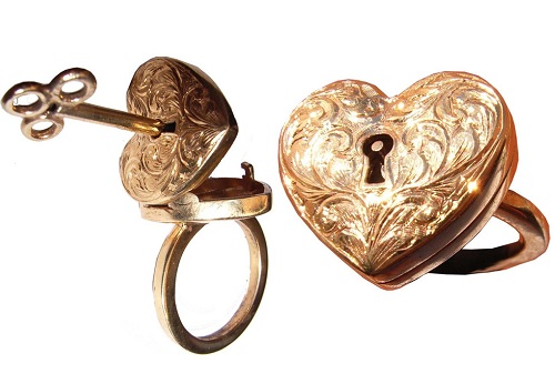 9 Modern Locket Necklace Designs for Stylish Look