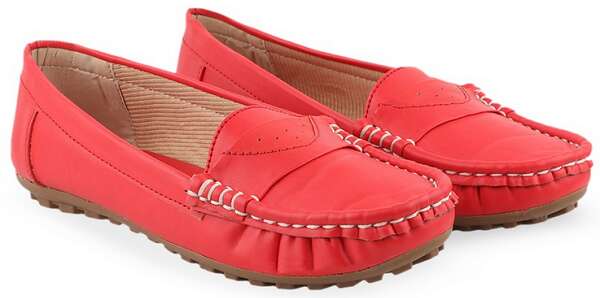 9 New and Stylish Red Loafers for Men and Women in Trend