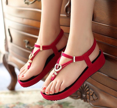 9 Latest &amp; Favourite Beach Sandals for Women and Men | I Fashion Styles