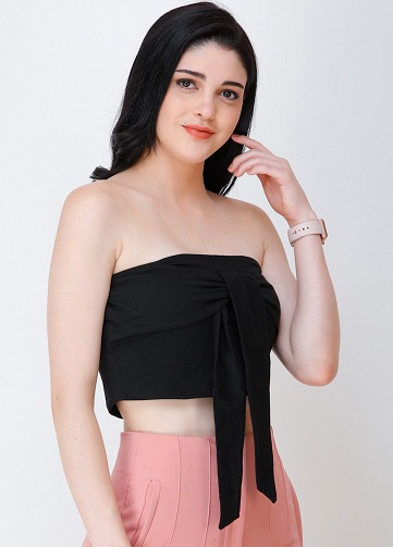 30 Trendy Designs of Black Tops for Women in Fashion