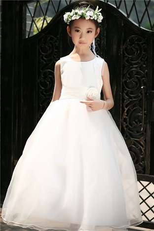 15 Beautiful Models of White Frocks for Women and Kid Girl