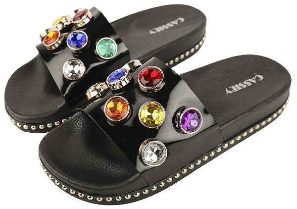 9 Fashionable Models of Women's Slide Sandals for Daily Use