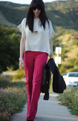 9 Stunning Designs of Pink Colored Jeans for Men and Women