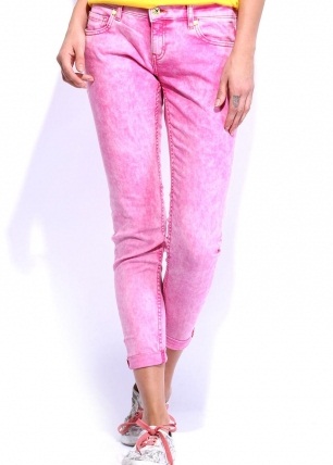 9 Stunning Designs of Pink Colored Jeans for Men and Women