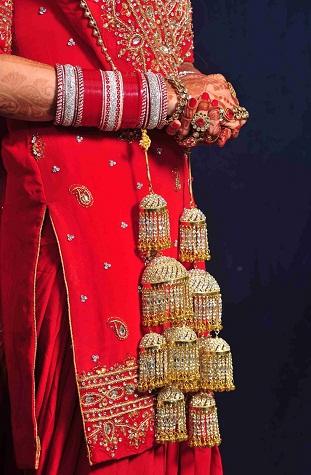 9 Traditional Indian Bridal Bangles Set Designs 2023