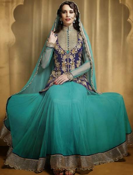 15 Latest Collection of Pakistani Salwar Kameez Designs in 2023