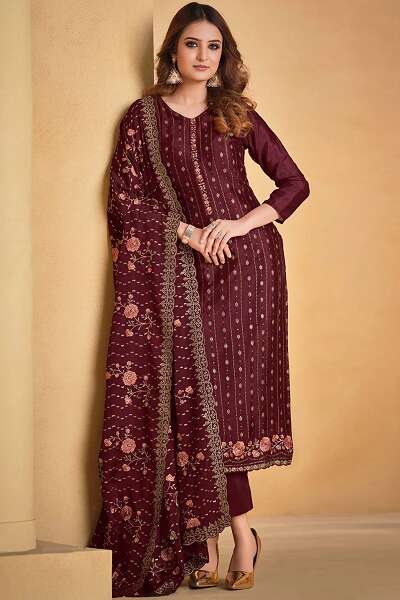 15 Latest Collection of Pakistani Salwar Kameez Designs in 2023