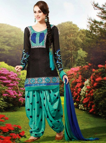 15 Latest Collection of Pakistani Salwar Kameez Designs in 2023