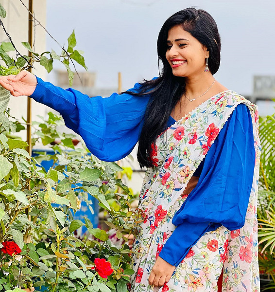 50 Stunning Collection of Blouse Designs for Different Sarees