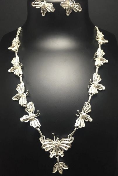 25 Trendy Silver Necklace Designs for Ladies with Stunning Look