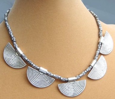 25 Trendy Silver Necklace Designs for Ladies with Stunning Look