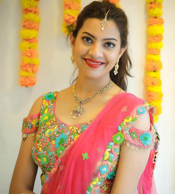 20 Trendy Designs of Off Shoulder Blouses For Stunning Look