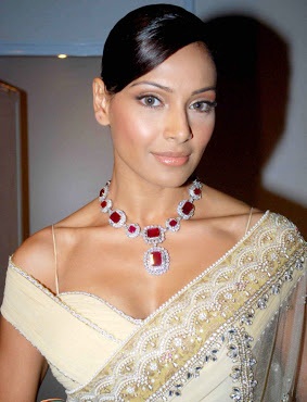 20 Trendy Designs of Off Shoulder Blouses For Stunning Look