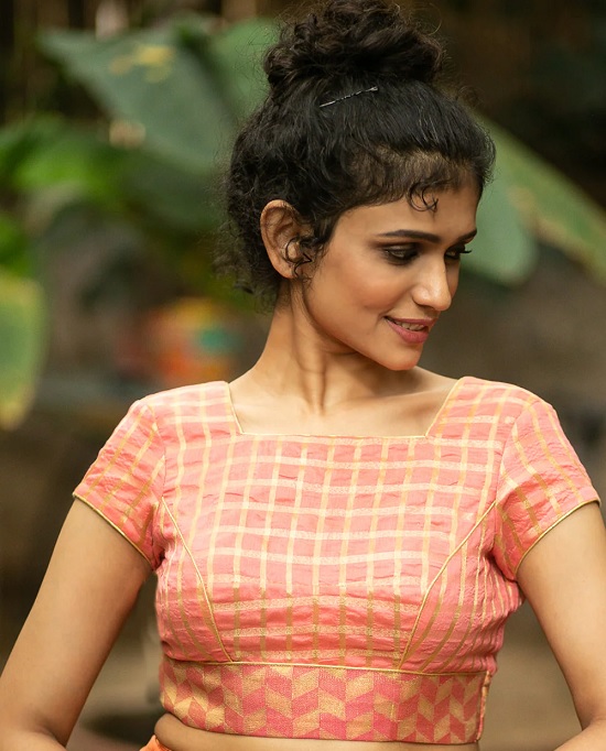 Square Neck Blouse Designs - 20 New and Stunning Collection